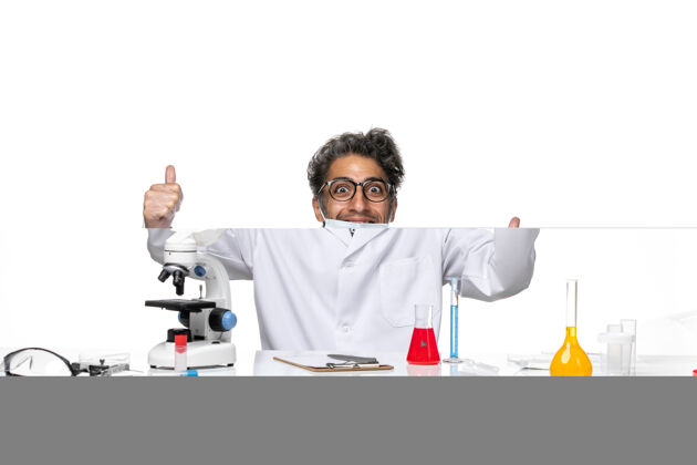 人正面图身着特殊套装的中年科学家围坐在桌子旁 拿着解决方案实验室科学男性
