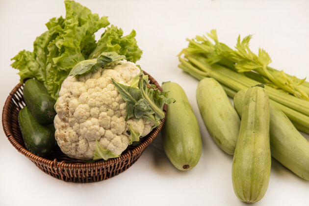 土豆顶视图富含维生素的蔬菜 如莴苣 花椰菜和黄瓜放在一个桶里 芹菜和西葫芦被隔离在一堵白色的墙上西葫芦农场有机