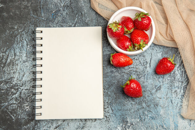 草莓顶视图新鲜的红色草莓与记事本在黑暗的光表面红色水果浆果美味新鲜的红色草莓甜点