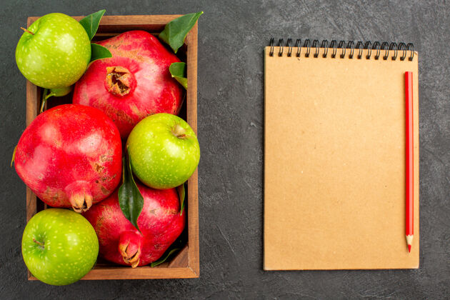食物顶视图新鲜的红石榴和青苹果放在深色书桌上 果色成熟顶部颜色史密斯奶奶