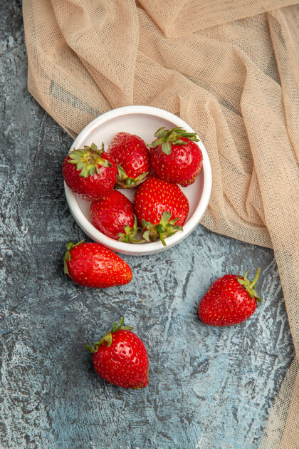 新鲜顶视图新鲜的红色草莓在一个黑暗的浅红色水果浆果表面可食用水果食品浆果