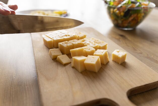 美味用刀在木板上切奶酪蔬菜美味烹饪