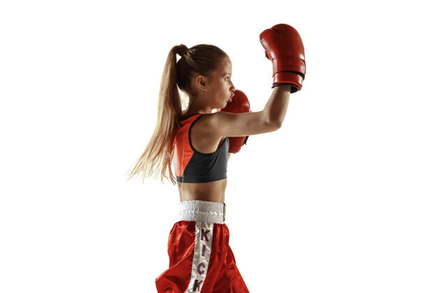 保护年轻女子跆拳道拳手训练隔离在白色背景上健身力量运动装
