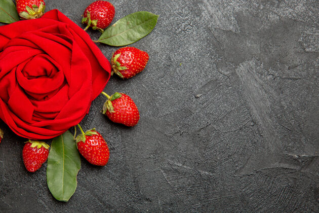 多汁顶视图深色地板上新鲜的红色草莓果实成熟的颜色草莓顶部可口