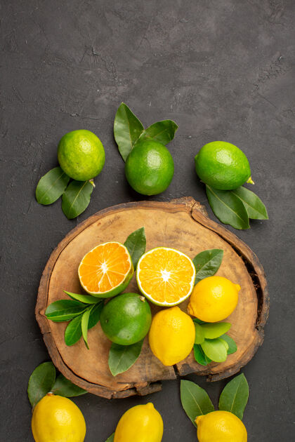 柠檬在黑暗的地板上俯瞰新鲜柠檬酸橙水果柑橘新鲜柠檬酸橙多汁