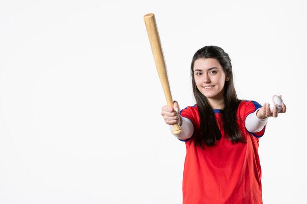 人前视图：带棒球棒的女运动员球员女球员工具