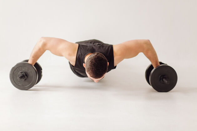 运动运动的年轻人在家锻炼 男人在训练 在举重前热身健身手力量