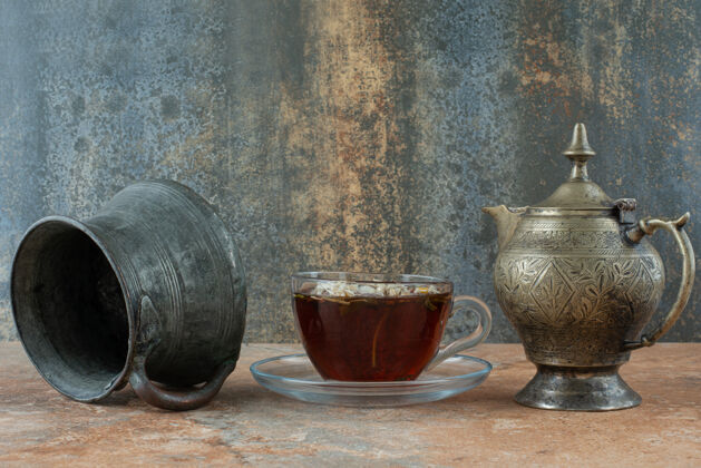 杯子两个古老的茶壶与凉茶大理石背景杯子美味水壶