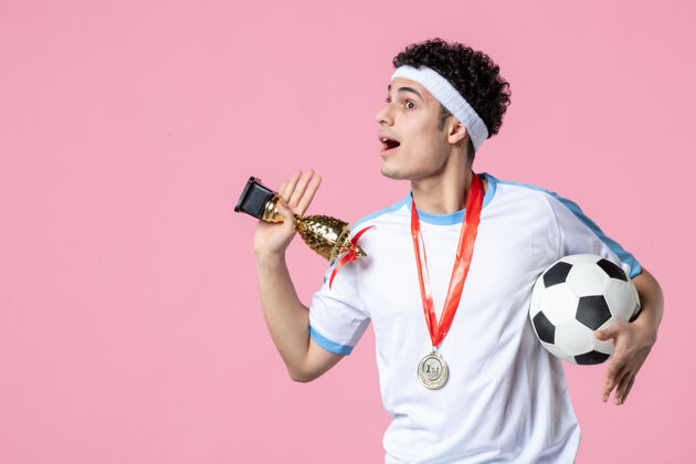 体育前视图穿着运动服的足球运动员拿着金杯和奖牌人球员球场