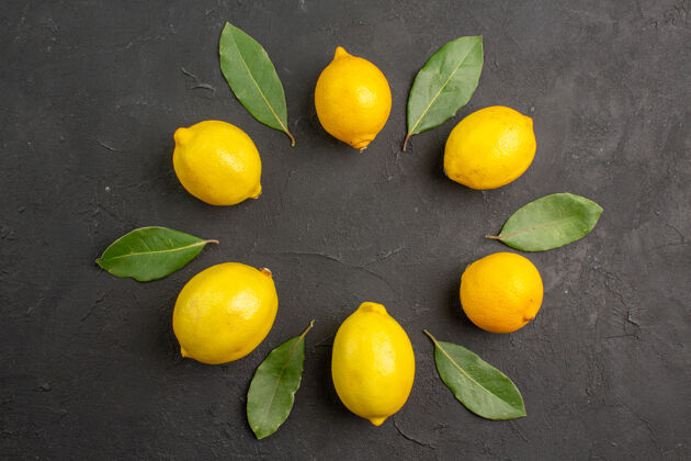 多汁顶视图新鲜的酸柠檬衬上深色的餐桌水果柑橘黄色的酸橙酸橙文案空间水果
