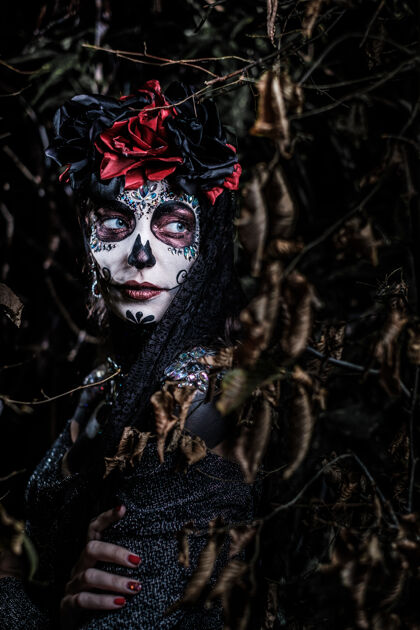 邪恶墨西哥死亡节风格的年轻女性肖像化妆品魅力化装舞会