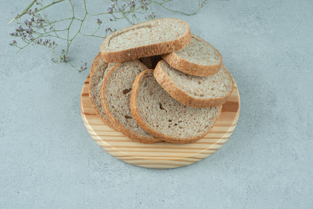 食品各种各样的面包片放在木盘上黑麦不同各种