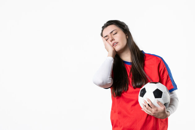 足球前视疲惫的年轻女子穿着运动服拿着足球制服成人青年