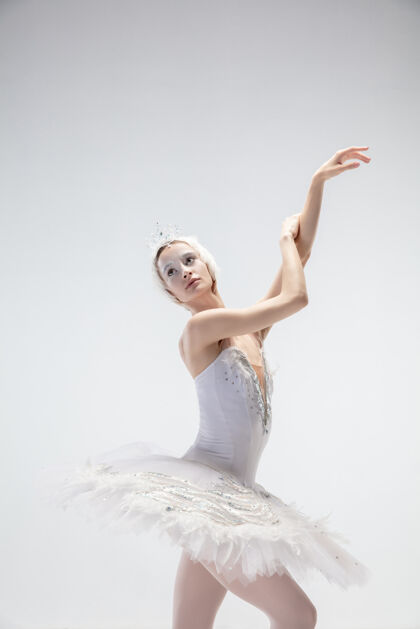 踮起脚尖优雅的经典芭蕾舞演员在白色背景上跳舞舞蹈运动体操