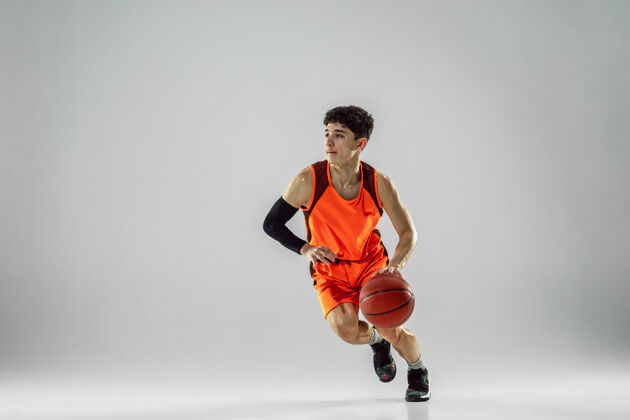 球年轻的篮球队员穿着运动服训练 在运动中练习 在白色背景上孤立地奔跑活跃健身肌肉