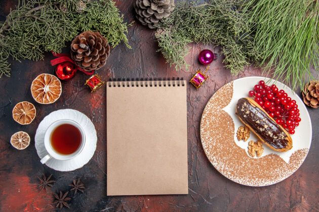 馅饼俯瞰美味的巧克力 茶和浆果放在深色的地板上 馅饼 甜点蛋糕浆果甜点笔记本