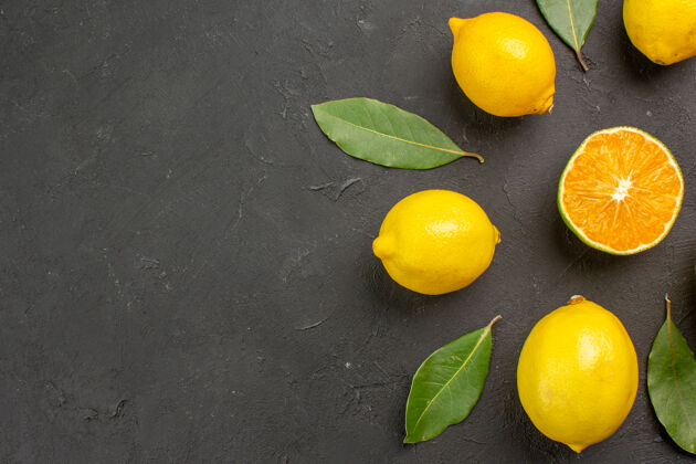 顶部顶视图新鲜的酸柠檬衬在深色的桌子上 柑橘 柠檬黄的水果黄色食物顶视图