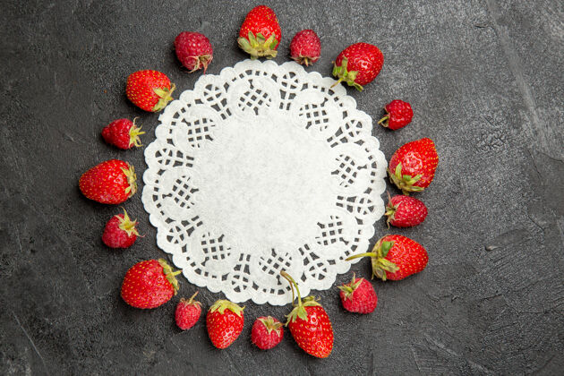 复制空间顶视图新鲜的红色草莓衬在深色的桌子上 颜色是浆果覆盆子顶视图顶