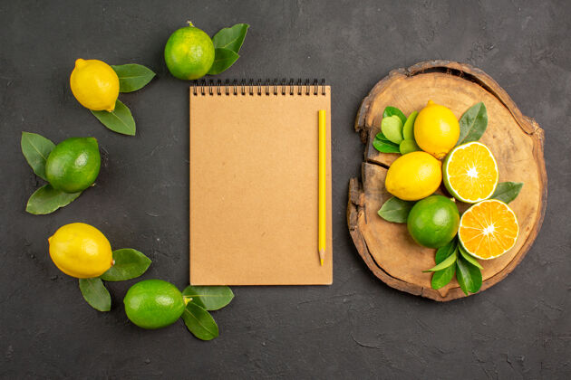酸橙顶视图新鲜酸柠檬上深灰色的餐桌水果柑橘酸橙柑橘笔记食物