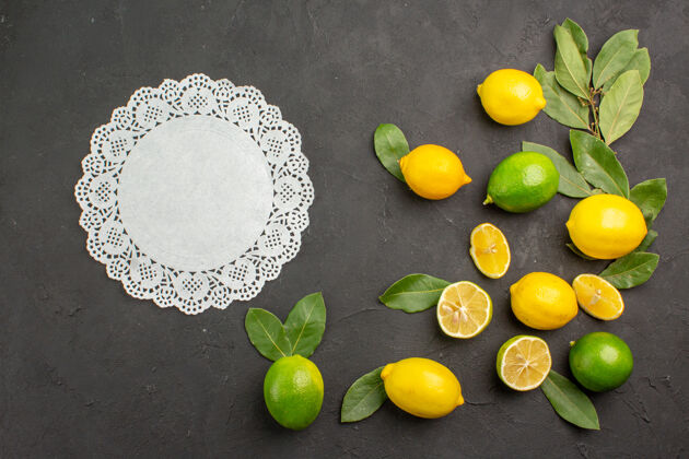 柠檬顶视图新鲜柠檬酸水果在黑暗的桌子上酸橙柑橘类水果黄色健康新鲜柠檬