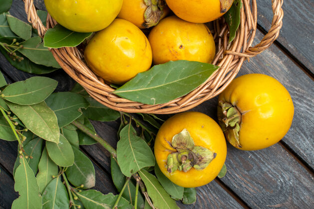 健康顶视图新鲜柿子放在木桌上的篮子里 果实醇厚成熟篮子黄色成熟
