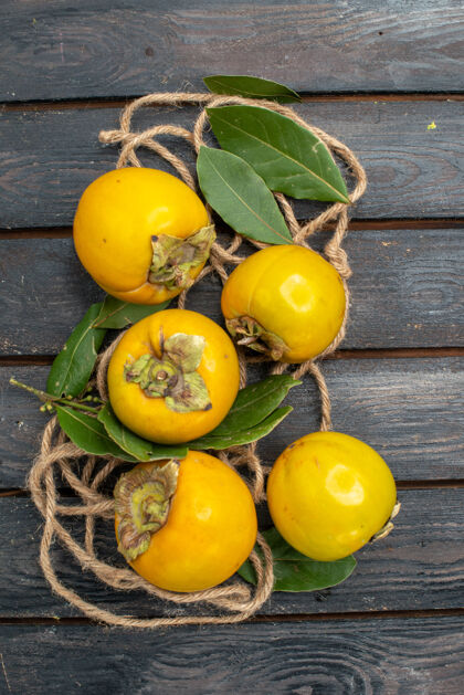 健康顶视图新鲜甜甜的柿子放在木质质朴的桌子上 成熟水果的味道木材食物多汁