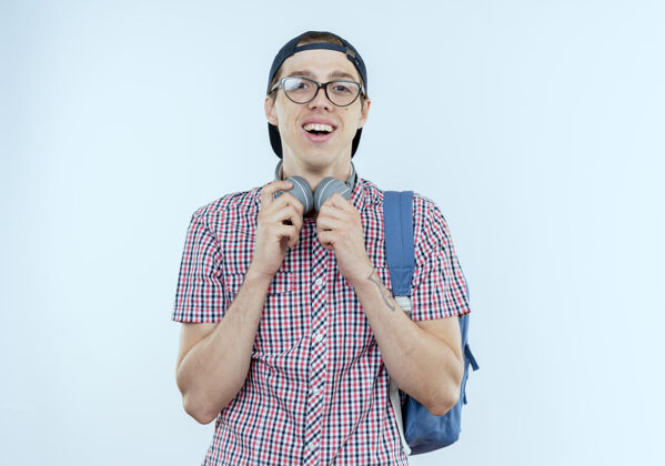 眼镜年轻的男生背着书包戴着眼镜 戴着白色耳机男孩年轻白色