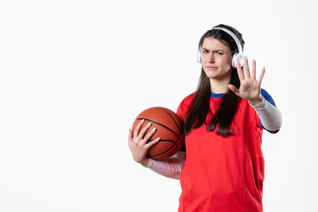 前面正面图：穿着运动服的年轻女子打篮球青少年人白人