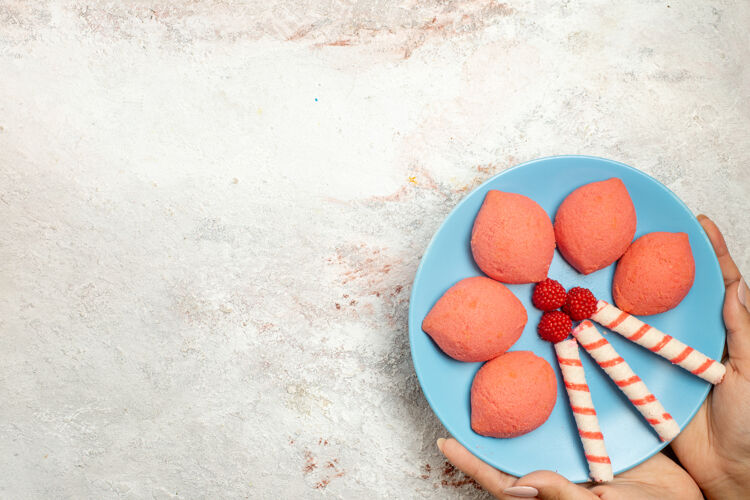 鸡蛋顶视图粉红色姜饼内板浅白色背景蛋糕饼干甜饼甜饼饼干手镯鲜花传统