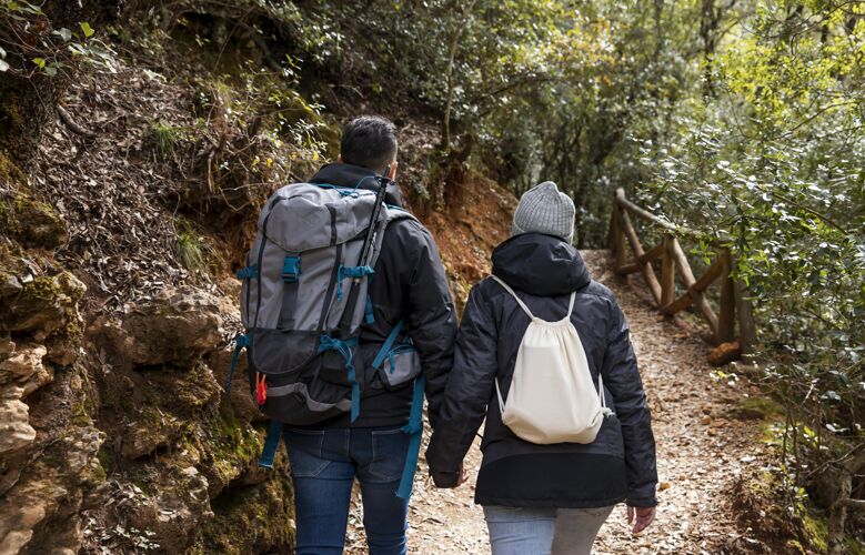 年轻带着背包的情侣在大自然写自然旅游冒险