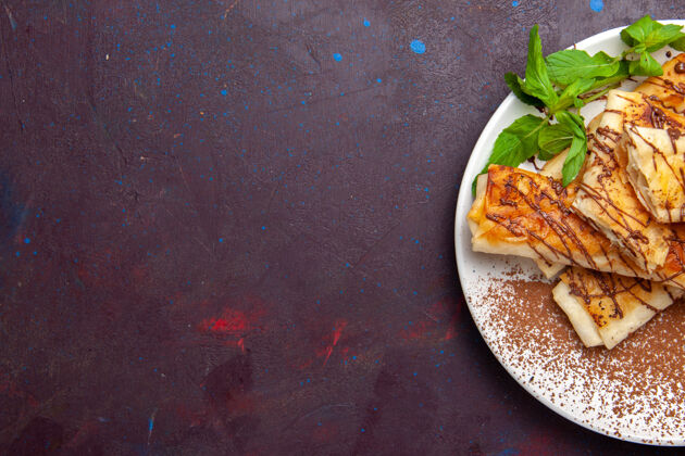 蔬菜俯视图美味的甜点切成片在盘子里放在深色的桌子上饼干饼干糖甜饼茶炒锅桌子饼干