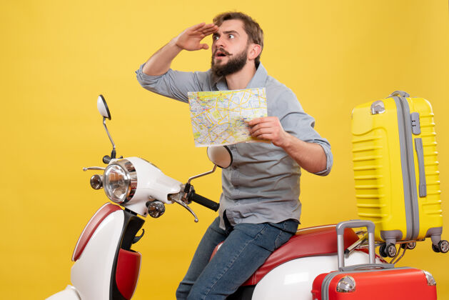 车辆旅游概念与年轻的情感胡须男子坐在摩托车上显示黄色地图年轻人微笑旅行