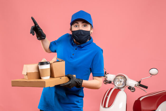 工作正面是戴着面具的女快递员 粉色的是咖啡和食物制服女信使修理工