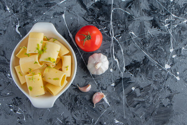 晚餐一碗煮熟的卡拉马拉塔意大利面 大理石背景上有蔬菜烹饪午餐食物