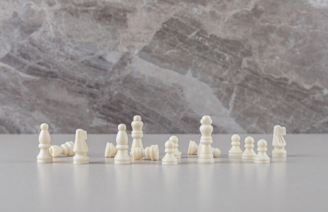 比赛白色棋子展示在大理石上休闲计划思考