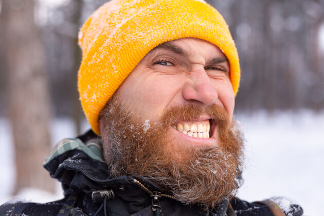 天气一个留着胡子的男人的近照 所有的脸都在雪地里 在雪林里男人成人