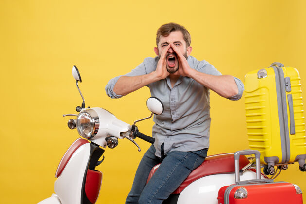 活跃旅游概念与年轻的情感胡须男子坐在摩托车上 它呼吁黄色的人车辆电话成人