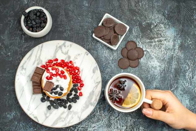 饼干顶视图美味的奶油蛋糕与巧克力饼干和茶在浅色背景餐晚餐派