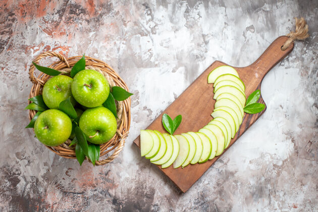 苹果俯瞰美味的绿色苹果与切片水果在光的背景健康背景光