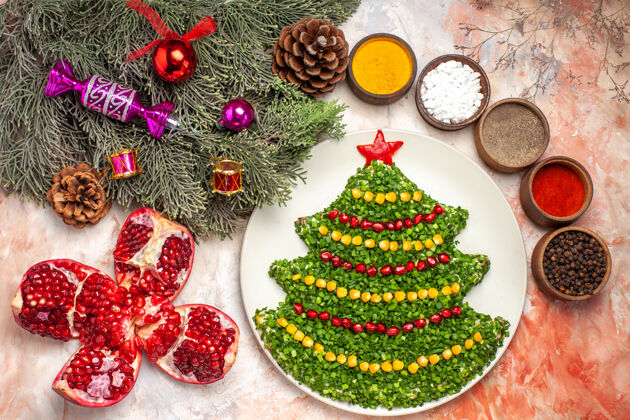 形状顶视图美味的绿色沙拉在圣诞树形状与调味品在轻背景新的传统的圣诞节