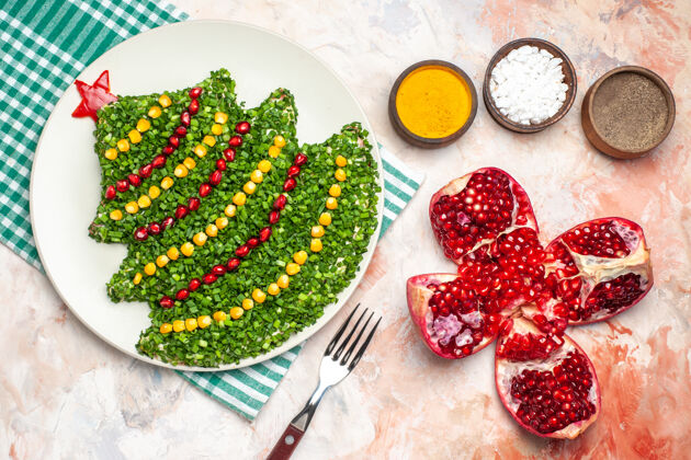 健康顶视图美味的绿色沙拉在新年树形状与调味品上浅地板彩色照片餐假日健康圣诞树餐甜点