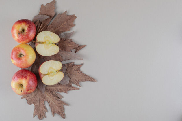有机在大理石上的一捆切好的苹果下 梧桐树的叶子风味饮食营养