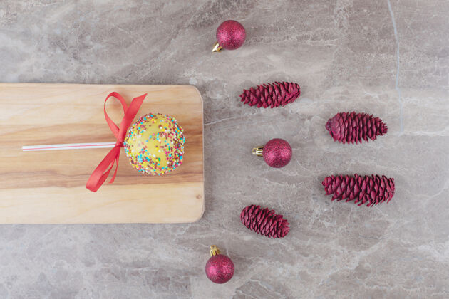 糖果一捆圣诞装饰品和大理石上的棒棒糖棒棒糖糖果美味