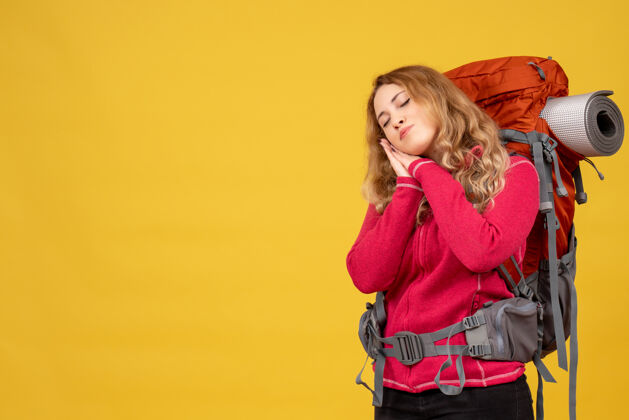 脸年轻困倦的旅行女孩正在收拾行李行李肖像姿势