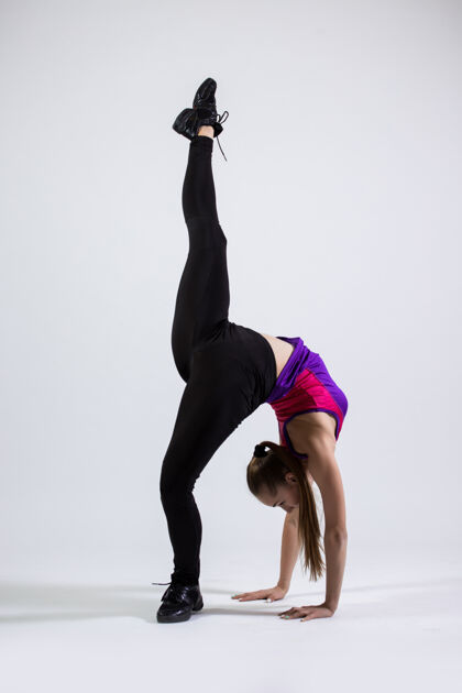 锻炼全身肖像女运动员伸展腿 而热身隔离在白色背景上人身体活跃