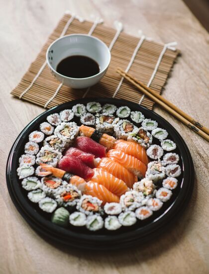 传统选择焦点拍摄美味的寿司卷在一个黑色的圆形盘子美味新鲜大米