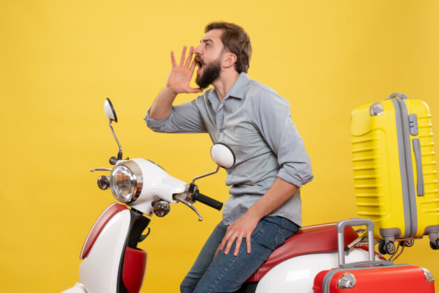 电话旅行概念的正面图 年轻人坐在摩托车上 背着行李箱 叫着黄色的人摩托车成人某人