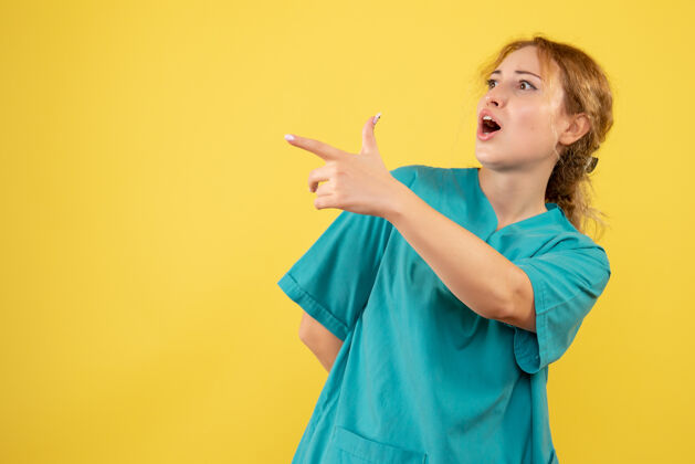 健康正面图黄色办公桌上穿着医用衬衫的女医生健康护士mediccovid-19彩色情感颜色美女护士