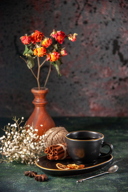 花瓶前视一杯红茶 杯碟加肉桂 黑壁糖礼 早餐杯色甜甜蛋糕容器杯子肉桂