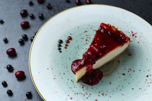 美味美味的新鲜蛋糕和一个红色果酱放在桌子上的盘子水果烘焙美味
